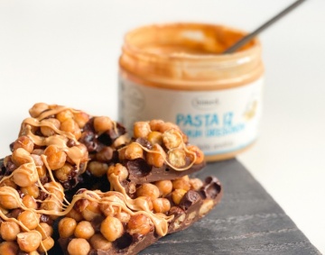 Hrustljave čokoladice (s čičeriko in pasto iz indijskih oreščkov)